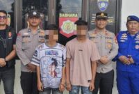 1761996549327-kedua-pelaku-saat-diamankan-polisi-usai-menikam-rekan-kerjanya-1761974192733_169