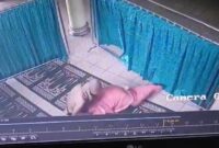 1762148349655-tangkap-layar-cctv-saat-pelaku-melecehkan-wanita-muda-yang-sedang-salat-di-masjid-lampung-1761975685235_169