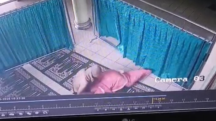 1762148349655-tangkap-layar-cctv-saat-pelaku-melecehkan-wanita-muda-yang-sedang-salat-di-masjid-lampung-1761975685235_169