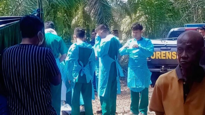 1762169818502-tim-forensik-saat-melakukan-pembongkaran-makan-pria-di-muratara-1762151234814_169