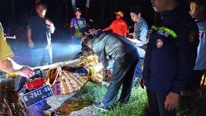 1762256365774-jasad-pria-yang-ditemukan-di-kebun-karet-saat-dievakuasi-1762232704377_169