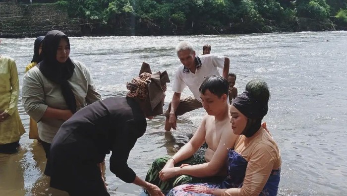 1762256386562-tradisi-mandi-kasai-khas-kota-lubuklinggau-sumatera-selatan-1762217495866_169