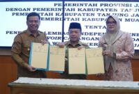 1762320885215-foto-gubernur-jambi-al-haris-bersama-bupati-tanjabtim-dan-wabup-tanjabbar-1762295120625_169