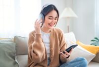 1762321040414-ilustrasi-wanita-mendengar-musik-1746698463020_169