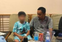 1762364052118-bocah-10-tahun-di-palembang-yang-disekap-di-dalam-gudang-masjid-saat-didampingi-keluarganya-1762295623913_169