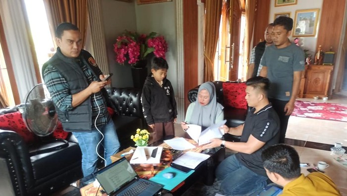 1762384826124-subdit-tindak-pidana-korupsi-ditreskrimsus-polda-bengkulu-geledah-rumah-pribadi-sekretaris-dewan-dprd-provinsi-bengkulu-ma-1762367899795_169