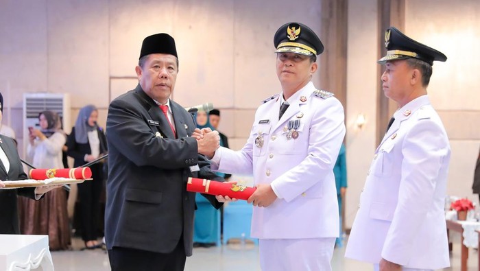 1762384836727-gubernur-babel-hidayat-arsani-lantik-fery-insani-dan-syahbudin-jadi-bupati-dan-wakil-bupati-bangka-1762367353470_169