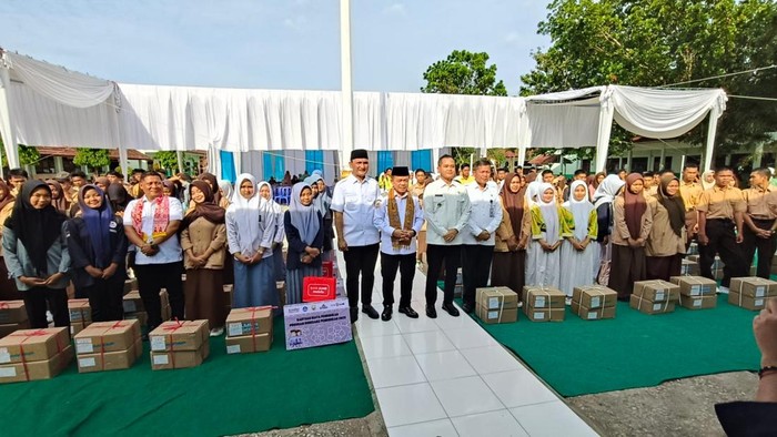 1762407320949-bantuan-dumisake-pendidikan-disalurkan-ke-siswa-siswa-di-2-kabupaten-di-jambi-1762369143929_169
