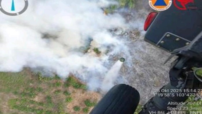 1762493995333-pemadaman-karhutla-di-wilayah-sumsel-1761448641435_169