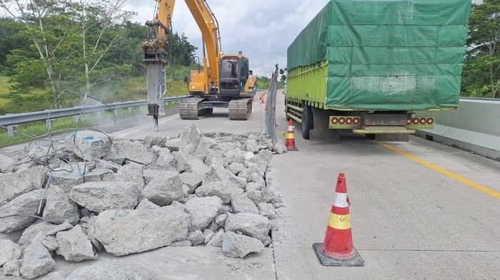 1762494011043-perbaikan-jalan-tol-lampung-1762422719130_169