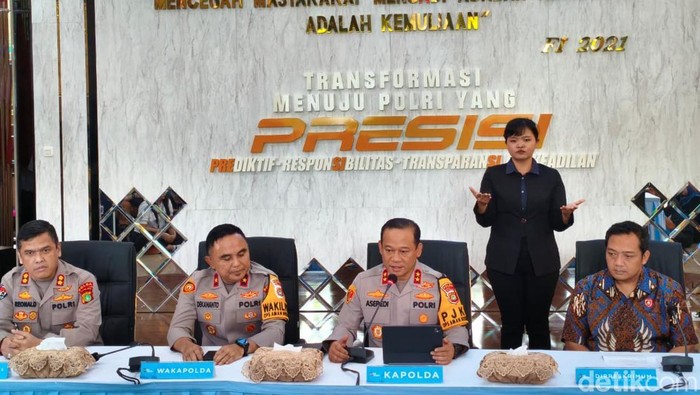 1762515274903-konferensi-pers-polda-metro-jaya-soal-kasus-tuduhan-ijazah-palsu-jokowi-1762487376388_169