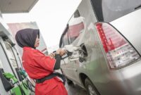 1762579769237-petugas-mengisi-bbm-ke-kendaraan-konsumen-di-bengkulu-1762565816979_169
