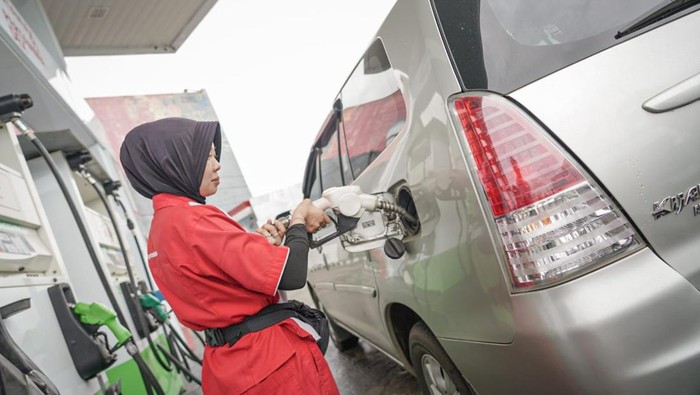 1762579769237-petugas-mengisi-bbm-ke-kendaraan-konsumen-di-bengkulu-1762565816979_169