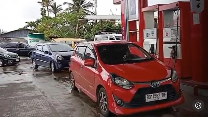 1762623051694-antrean-kendaraan-di-spbu-bengkulu-1762601378159_169