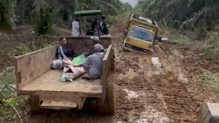 1762623291884-jenazah-warga-jambi-yang-diangkut-dengan-mesin-traktor-1762575202212_169