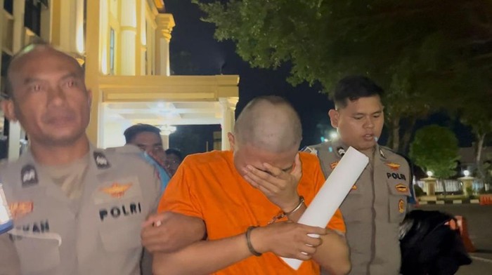 1762666369347-waldi-pembunuh-dosen-wanita-di-bungo-jambi-digiring-petugas-untuk-ditahan-di-polda-jambi-1762565045555_169