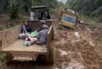 1762774720161-jenazah-warga-jambi-yang-diangkut-dengan-mesin-traktor-1762575202212_169