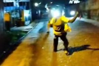 1762774747243-rekaman-aksi-duel-remaja-bersajam-di-jambi-1762767818790_169