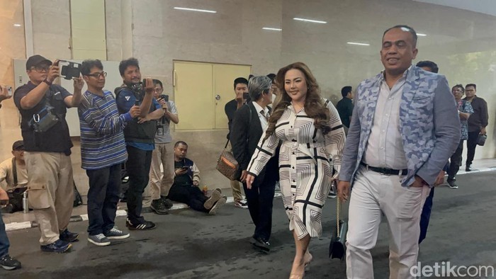 1762774758064-lisa-mariana-memenuhi-panggilan-bareskrim-polri-usai-ia-dijadikan-tersangka-kasus-dugaan-pencemaran-nama-baik-ridwan-kamil-rum-1761292273649_169
