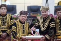 1762774768775-gubernur-jambi-al-haris-dan-wali-kota-sungai-penuh-alfin-bakar-di-momentum-hut-ke-17-1762760016623_169