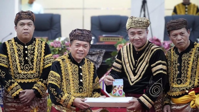 1762774768775-gubernur-jambi-al-haris-dan-wali-kota-sungai-penuh-alfin-bakar-di-momentum-hut-ke-17-1762760016623_169