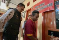 1762882412396-pria-di-jambi-ditangkap-usai-curi-60-potong-kayu-bulian-1762852750083_169