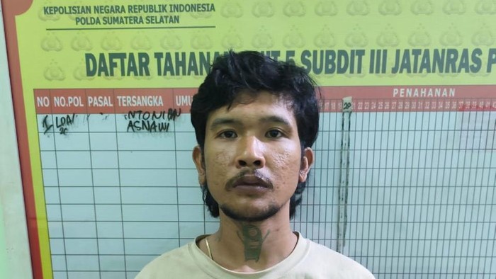 1762968962445-aldo-tersangka-bobol-gereja-di-palembang-saat-diamankan-polisi-1762939884439_169