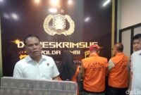 1762968973098-polisi-melimpahkan-berkas-4-tersangka-korupsi-disdik-jambi-1762947328597_169