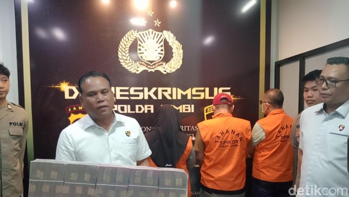 1762968973098-polisi-melimpahkan-berkas-4-tersangka-korupsi-disdik-jambi-1762947328597_169