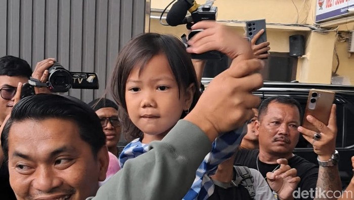 1762969068557-balita-bernama-bilqis-4-tiba-di-makassar-usai-dilaporkan-hilang-dan-ditemukan-di-jambi-1762670247948_169