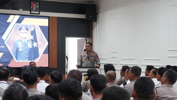1763012405547-kapolda-bangka-belitung-irjen-viktor-t-sihombing-memberikan-arahan-ke-jajarannya-1762991872518_169