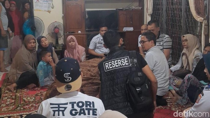 1763012523481-suasana-rumah-duka-bocah-sd-di-lubuklinggau-yang-tewas-tenggelam-1762947634525_169