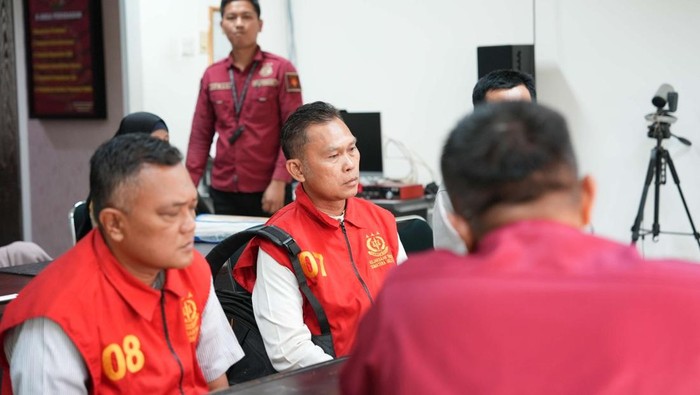 1763033906526-dua-tersangka-nyamar-jadi-jaksa-jalani-tahap-dua-1762990908608_169