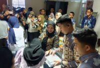 1763055262848-walkot-bandar-lampung-eva-dwiana-menyerahkan-bantuan-kepada-warga-terdampak-bencana-1763024405936_169