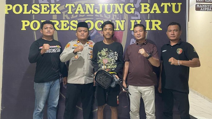 1763098461121-pelaku-pengancaman-dan-perusakan-mobil-warga-ogan-ilir-saat-ditangkap-polisi-1763084396146_169