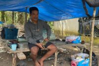 1763162287946-tumenggung-joni-pemimpin-kelompok-orang-rimba-di-desa-mentawak-merangin-duduk-di-atas-sudung-yang-berada-di-samping-rumahnya-1763097860919_169