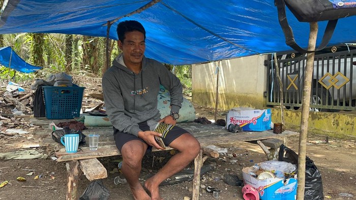 1763162287946-tumenggung-joni-pemimpin-kelompok-orang-rimba-di-desa-mentawak-merangin-duduk-di-atas-sudung-yang-berada-di-samping-rumahnya-1763097860919_169