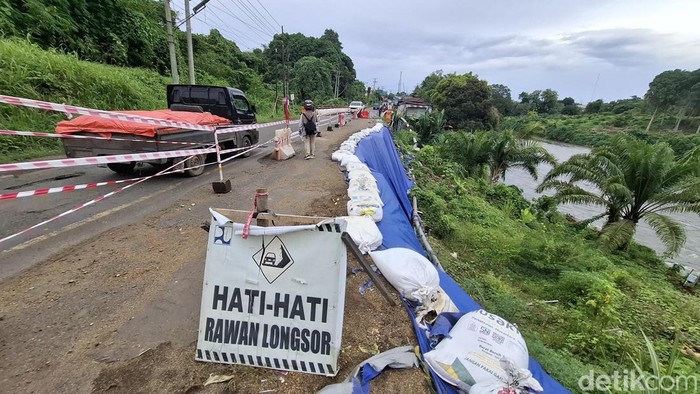 1763248707377-jalan-tergerus-longsor-1763197304274_169