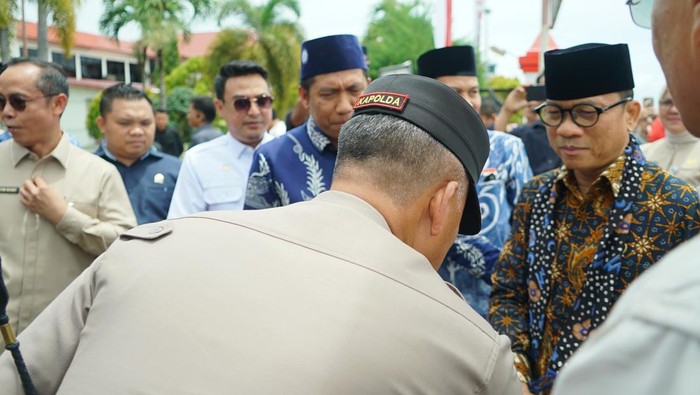 1763292657205-menteri-desa-pembangunan-daerah-tertinggal-dan-transmigrasi-mendes-pdtt-ri-yandri-susanto-kembali-bertandang-ke-bengkulu-1763282154774_169