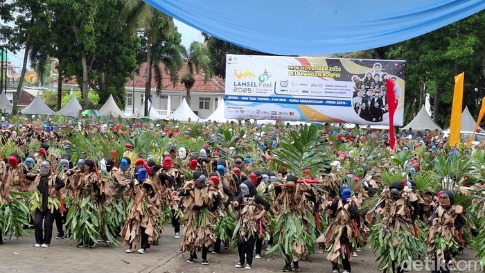 1763292665737-1500-penari-pecahkan-rekor-muri-di-lamsel-fest-2025-1763270454660_169