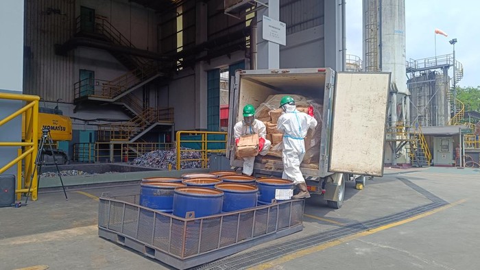 1763292680503-kementerian-lh-musnahkan-5-ton-udang-asal-cikande-yan-terpapar-radioaktif-1763180288059_169