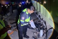 1763292686186-polisi-saat-olah-tkp-kecelakaan-di-palembang-2-orang-dilaporkan-tewas-1763281844480_169