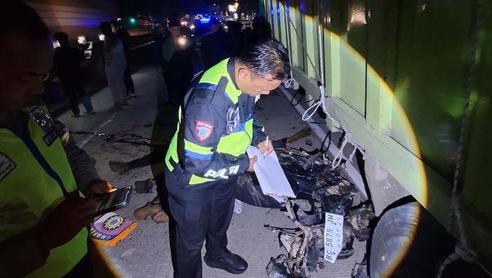 1763292686186-polisi-saat-olah-tkp-kecelakaan-di-palembang-2-orang-dilaporkan-tewas-1763281844480_169