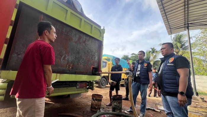 1763292750936-polisi-saat-menggerebek-gudang-bbm-ilegal-di-bangka-1763269979169_169