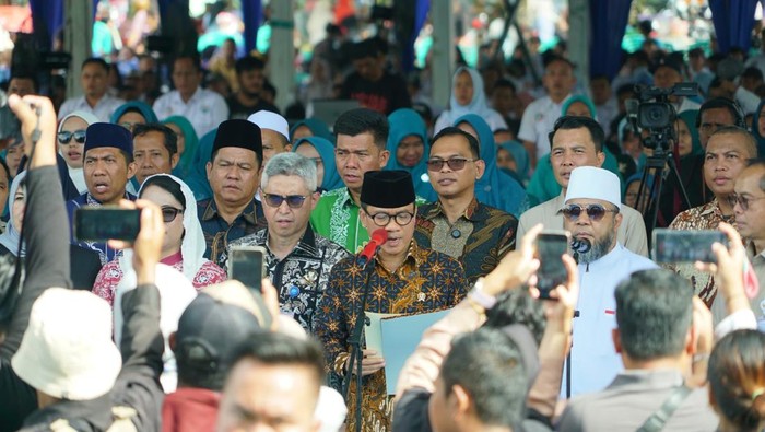 1763314056822-mendes-pdt-yandri-susanto-dalam-acara-festival-bangun-desa-di-bengkulu-1763300324277_169