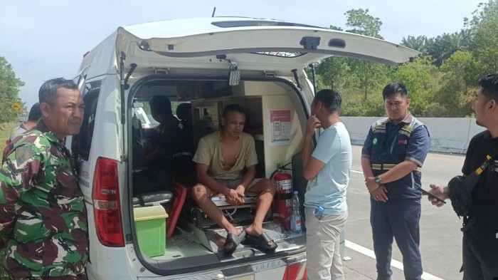 1763314107373-sopir-truk-saat-mendapat-perawatan-usai-dirampok-di-mesuji-lampung-1763292988213_169