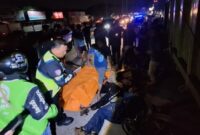 1763314160236-saat-anggota-satlantas-polrestabes-palembang-mengevakuasi-dan-melakukan-olah-tkp-di-lokasi-kejadian-1763282679328_169