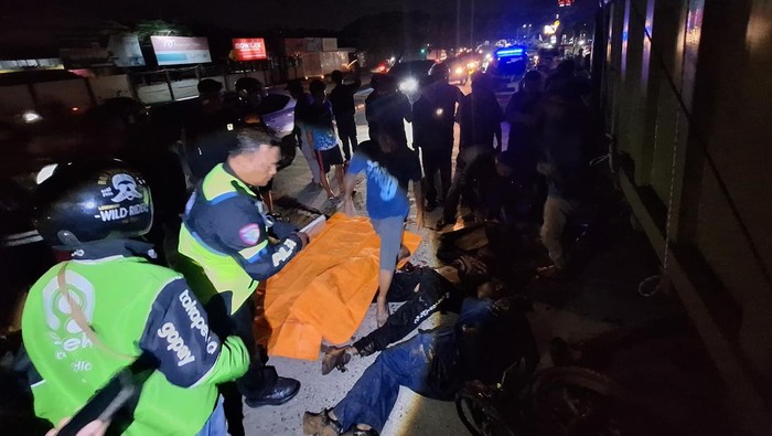 1763314160236-saat-anggota-satlantas-polrestabes-palembang-mengevakuasi-dan-melakukan-olah-tkp-di-lokasi-kejadian-1763282679328_169