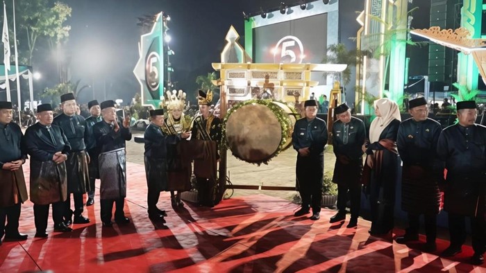 1763335361856-gubernur-jambi-al-haris-dalam-pembukaan-mtq-ke-54-di-muaro-jambi-1763296810871_169