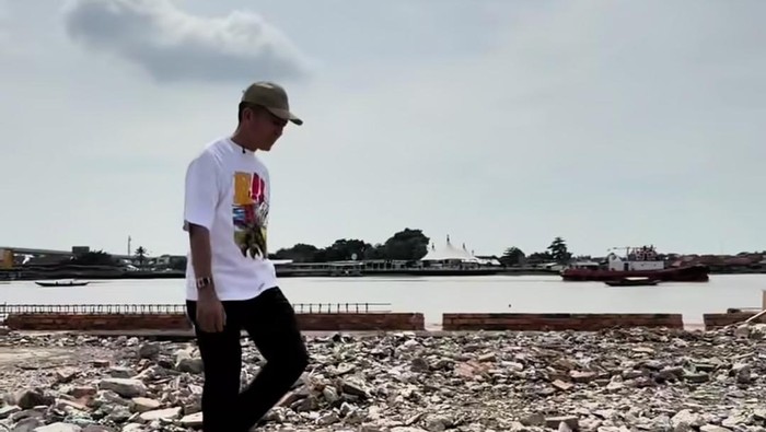 1763357831719-wali-kota-palembang-ratu-dewa-tinjau-pembangunan-tahap-1-bkb-1763345875081_169